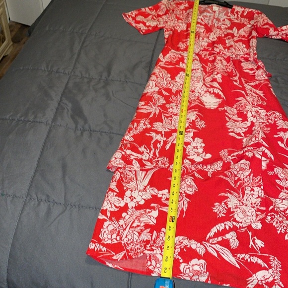 H&M Wrap Maxi Dress.  Red Floral Pattern with layered Skirt.  Size 6. - Picture 13 of 13